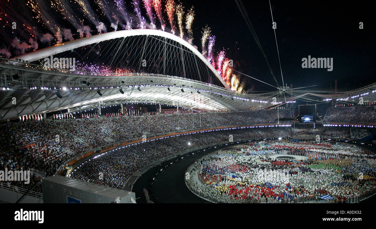 Feu d'artifice lors de la cérémonie d'ouverture des Jeux Olympiques de 2004 à Athènes 13 août 2004 Banque D'Images