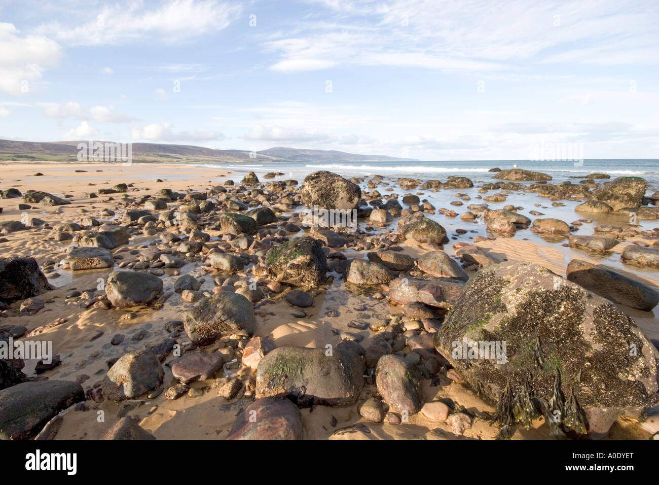 Scène de plage rocheuse déserte avec CIEL BLEU Banque D'Images