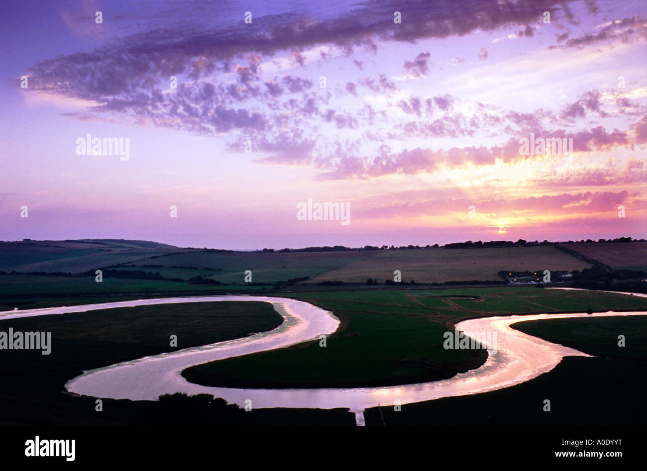 La rivière Cuckmere Sept Sœurs Country Park près de Seaford East Sussex au coucher du soleil Banque D'Images