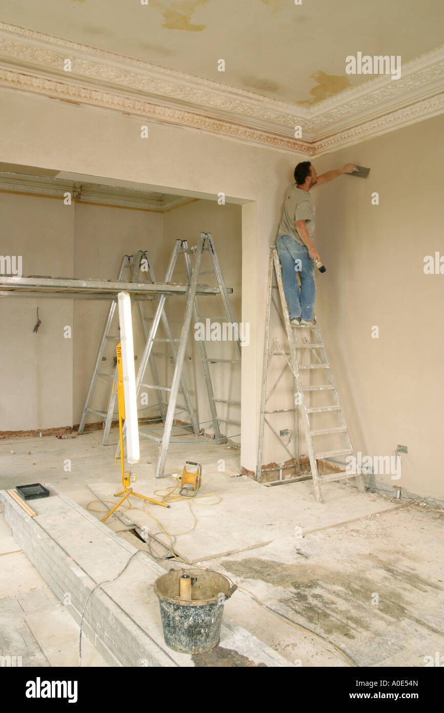 Les promoteurs immobiliers au Royaume-Uni des ouvriers travaillant sur la rénovation de maison ancienne. Banque D'Images