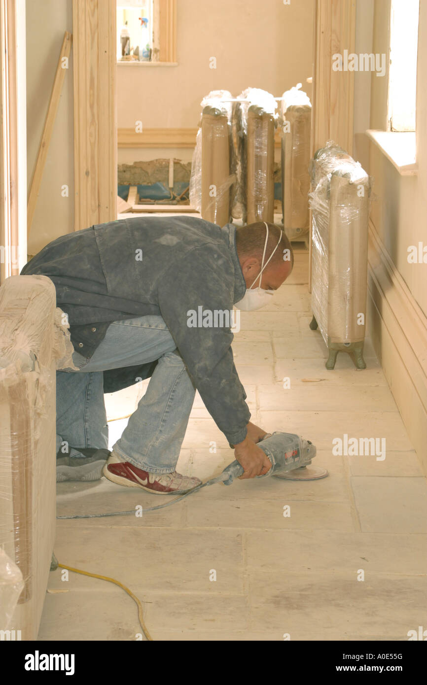 Les promoteurs immobiliers au Royaume-Uni des ouvriers travaillant sur la rénovation de maison ancienne. Banque D'Images