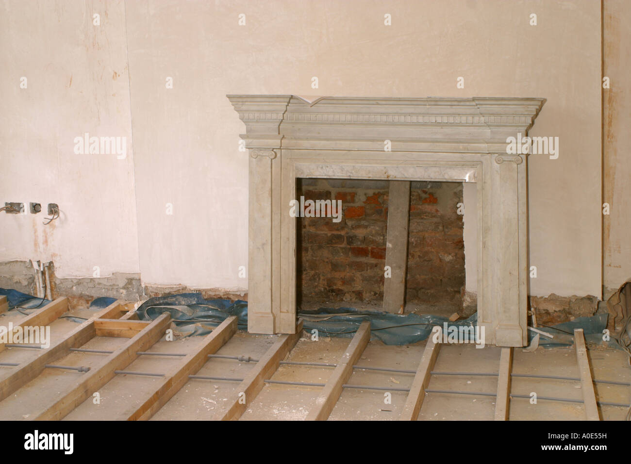 Cheminée traditionnelle cheminée surround et en cours de rénovation. Banque D'Images