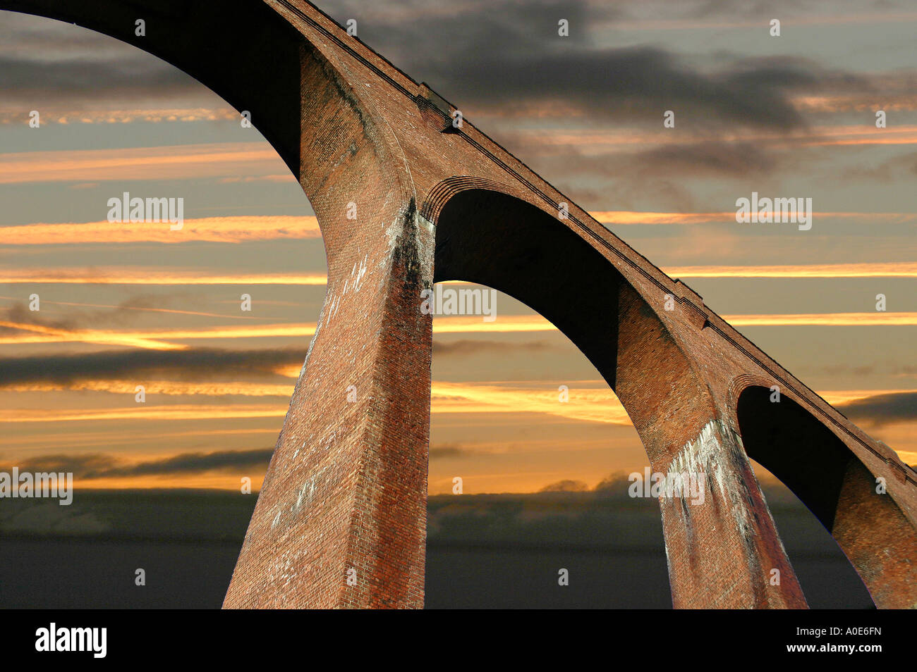De hautes voûtes sur l'ancien viaduc sur la rivière Eske près de Whitby, dans le Yorkshire du nord avec sky ajouté au logiciel de traitement de l'image. Banque D'Images