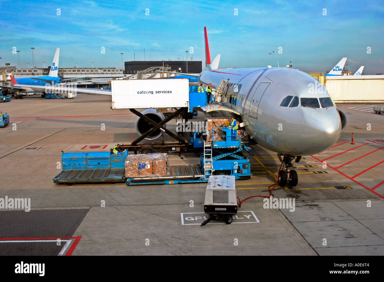 Cargo d'être chargés à bord d'avion, Pays-Bas Banque D'Images