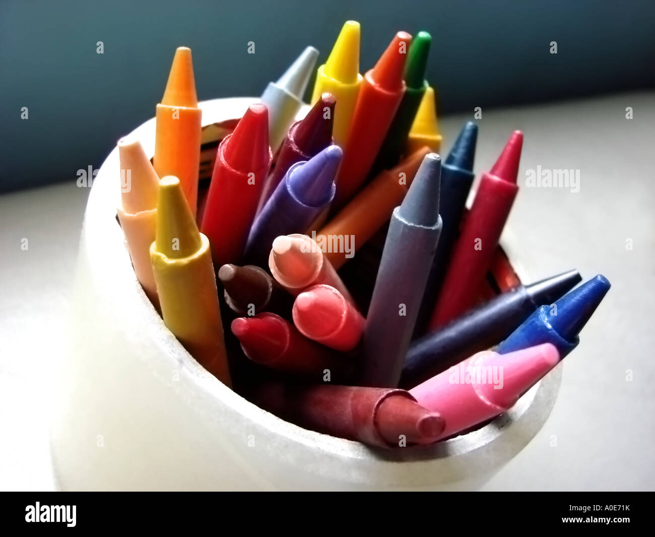 crayons de différentes couleurs à l'intérieur d'une tasse blanche Banque D'Images