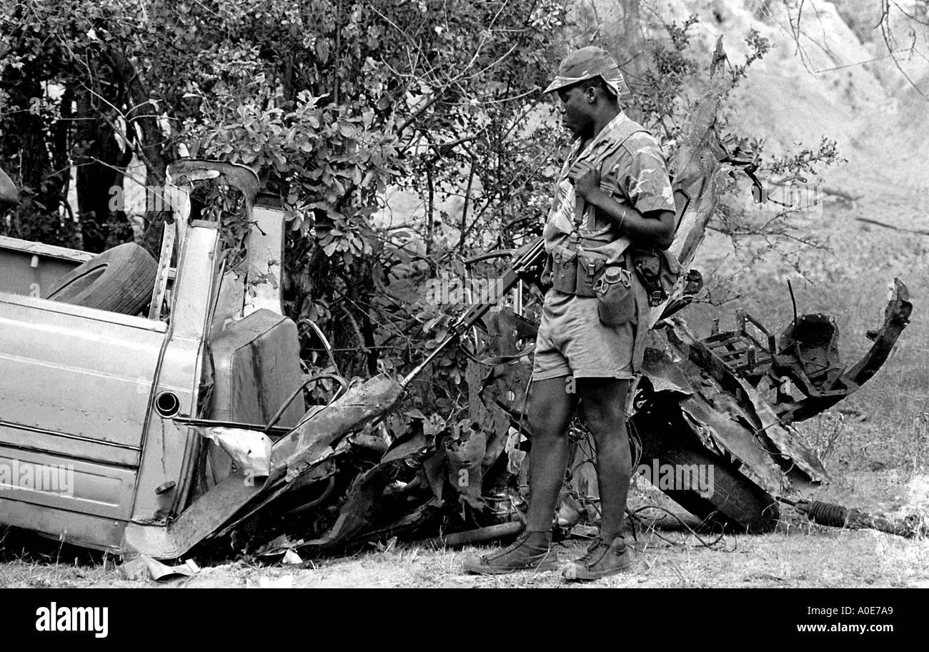Un soldat rhodésiens vérifie sur les dommages causés à un camion touché par une mine terrestre. Banque D'Images