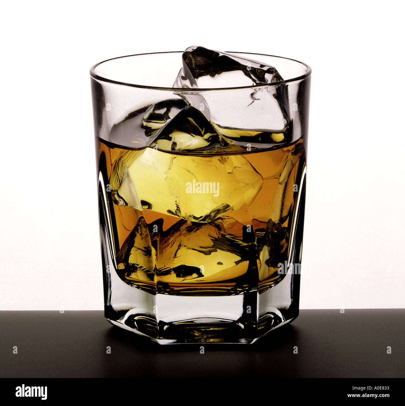 Le scotch whisky on the rocks whiskey avec de la glace avec de la glace Banque D'Images