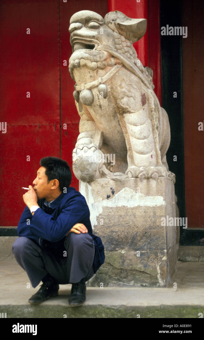 Fumeurs et l'homme statue à Chongqing Chine Banque D'Images