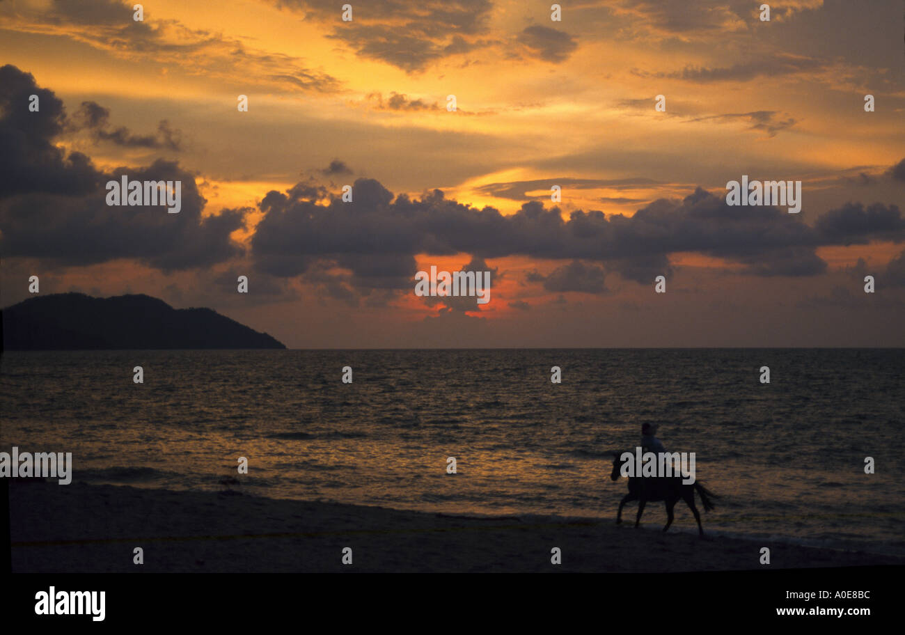 Coucher du soleil sur la plage de rider Ferenghi Penang Banque D'Images