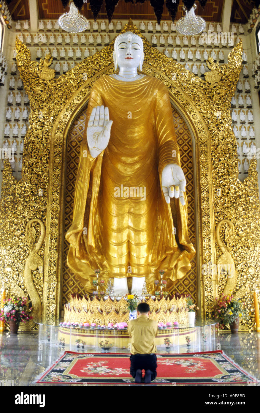 L'homme de prier dans un temple bouddhiste - Penang Malaisie Banque D'Images