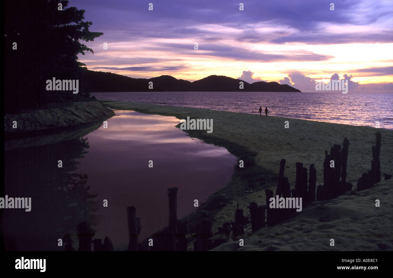 Crépuscule violet à Ferenghi Beach Penang Banque D'Images