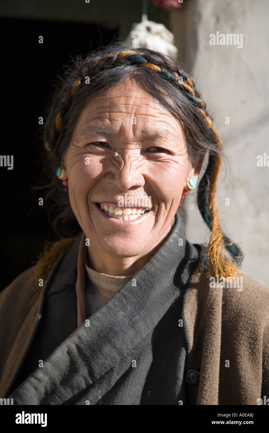 Vieille Femme heureux- petit village sur la route vers Jiayuguan Tibet Banque D'Images