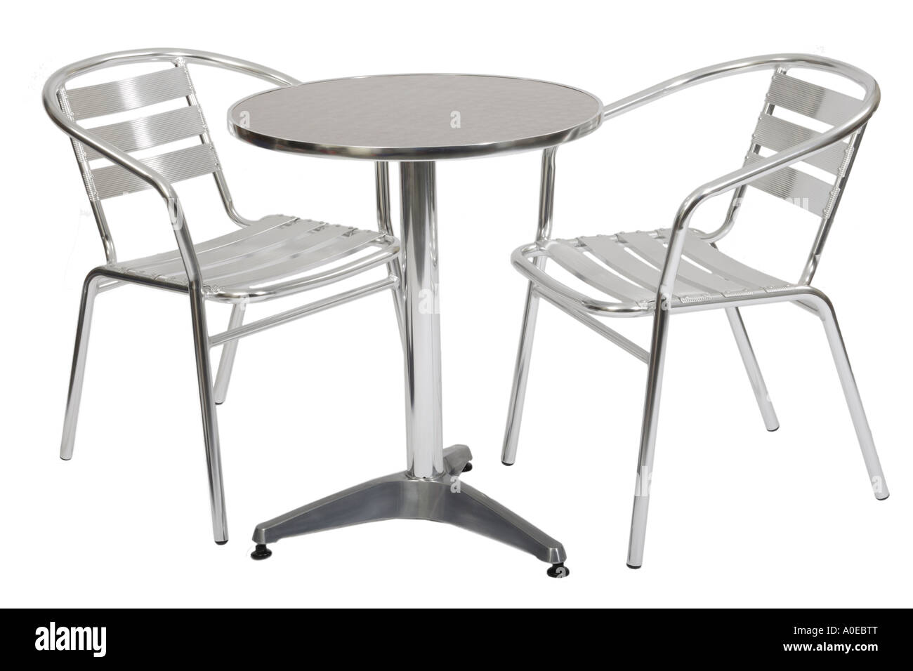 Piscine metal cafe table et deux chaises Banque D'Images