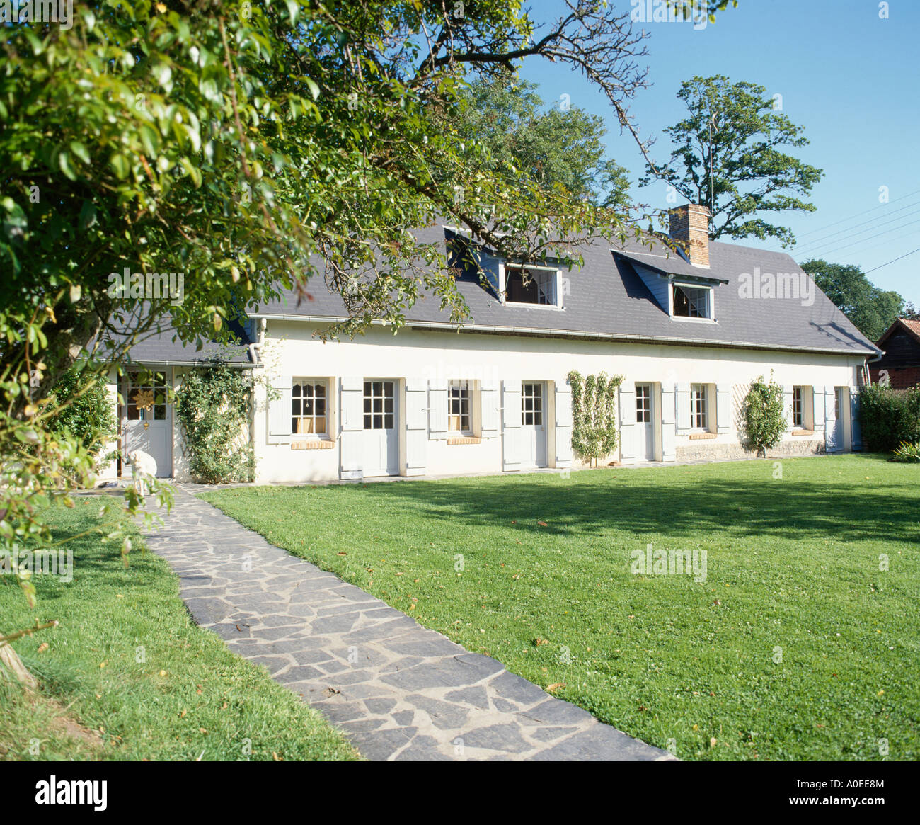 Chemin à travers un étage à pelouse, maison française, avec l'aménagement de combles Banque D'Images