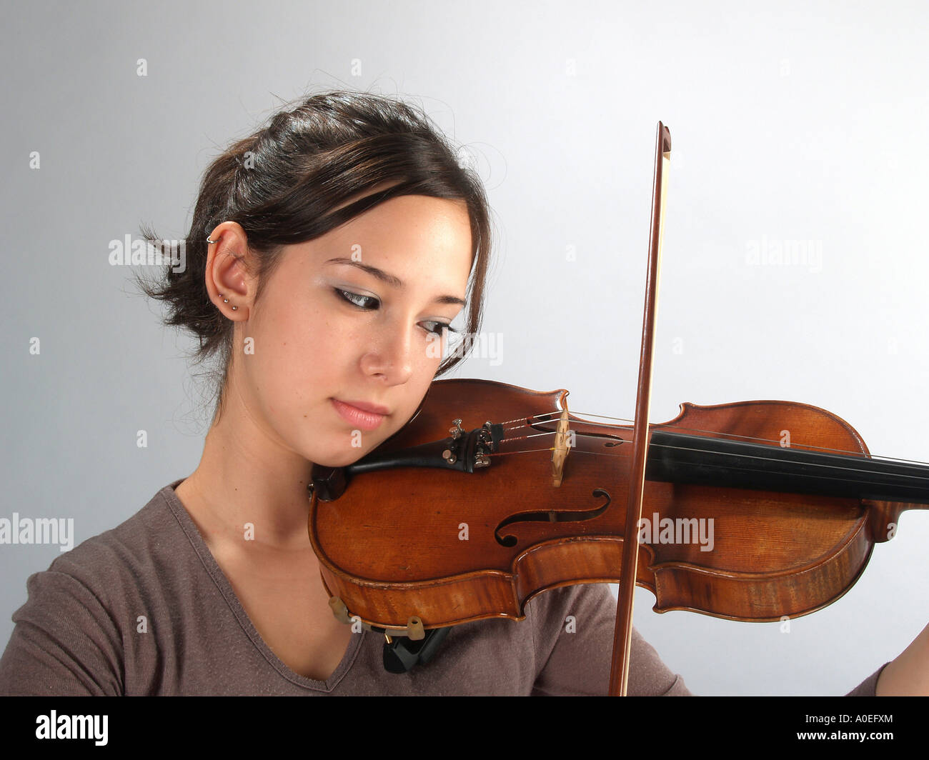 Jeune femme jouant du violon son violon modèle studio shot publié Banque D'Images