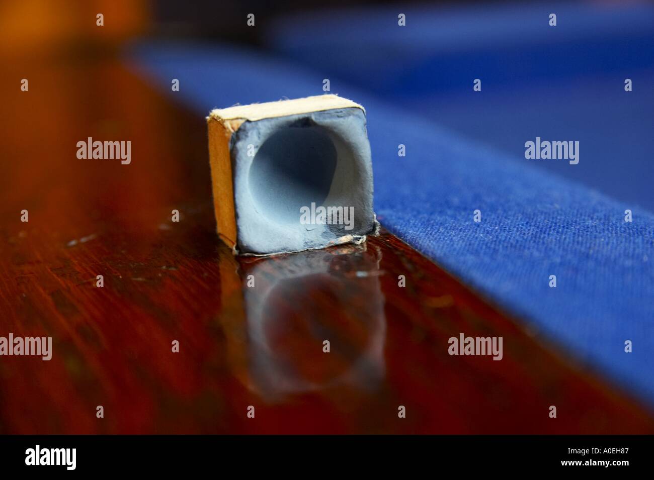 La craie sur edge of pool billard Banque D'Images