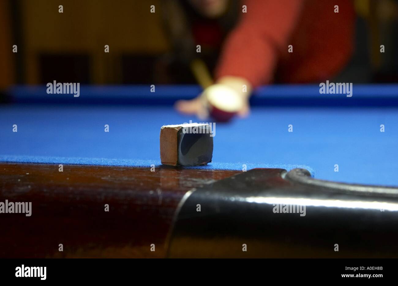 Femme jouant au billard billard / craie sur le bord de la table Banque D'Images