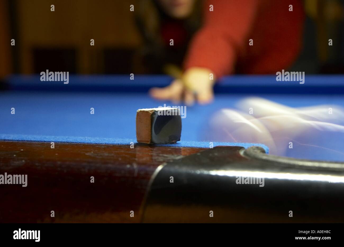 Femme jouant au billard billard / craie sur le bord de la table Banque D'Images