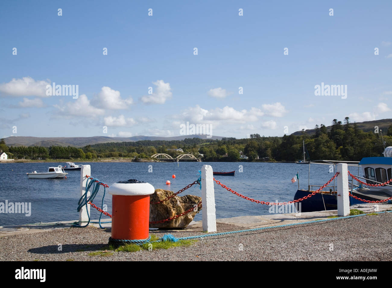 Borne lumineuse rouge sur le quai avec des bateaux amarrés dans le port sur la rivière Kenmare Kenmare Co Kerry Eire Banque D'Images