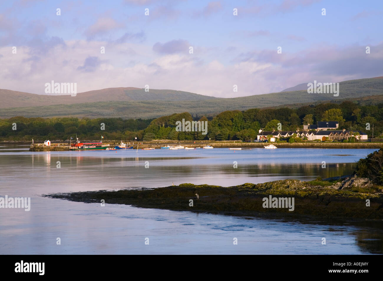 Pier et port avec bateaux amarrés dans l'estuaire de la rivière Kenmare Kenmare Co Kerry Eire Irlande Banque D'Images