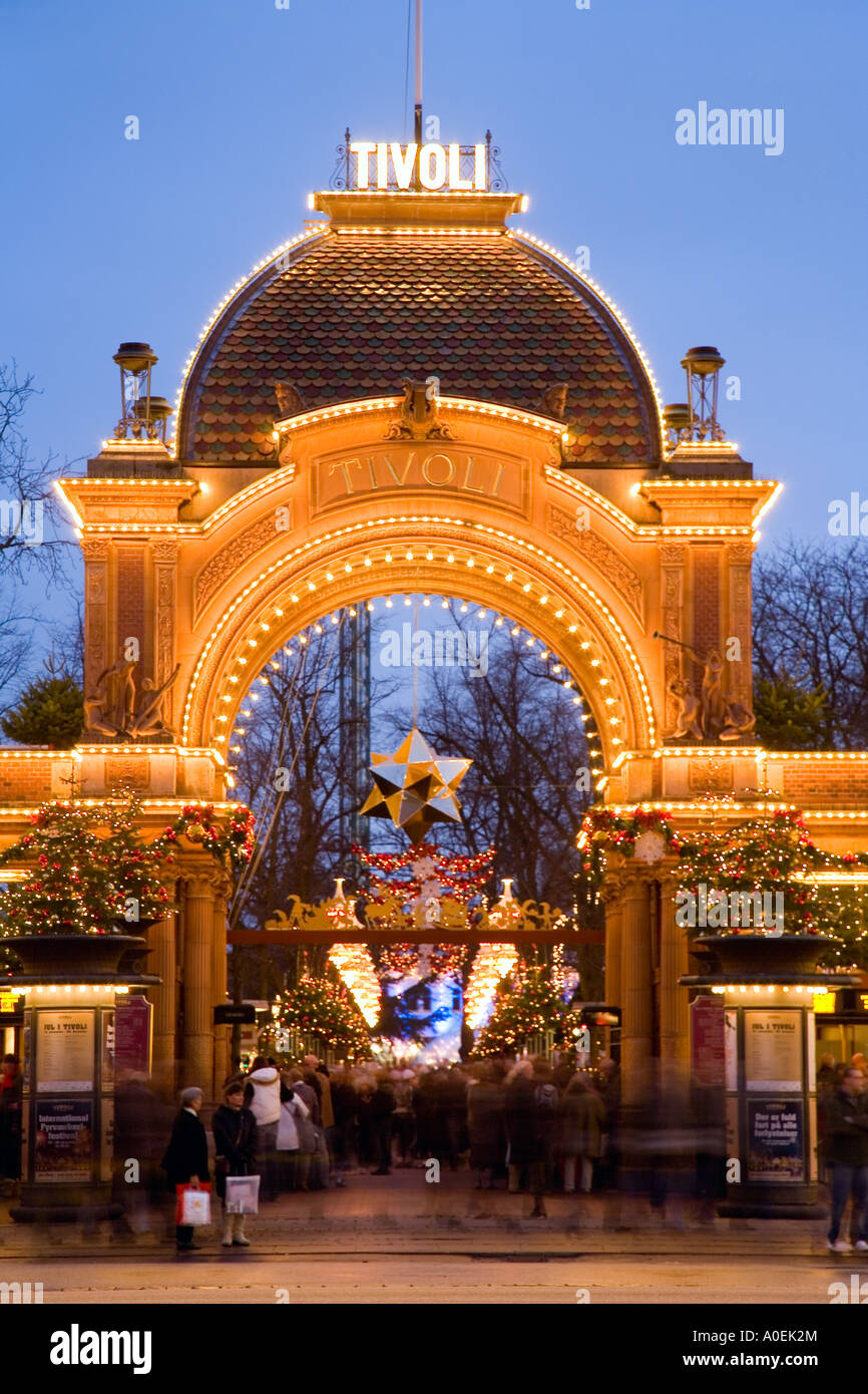 Habillé de Noël entrée du jardin Tivoli à Copenhague Banque D'Images