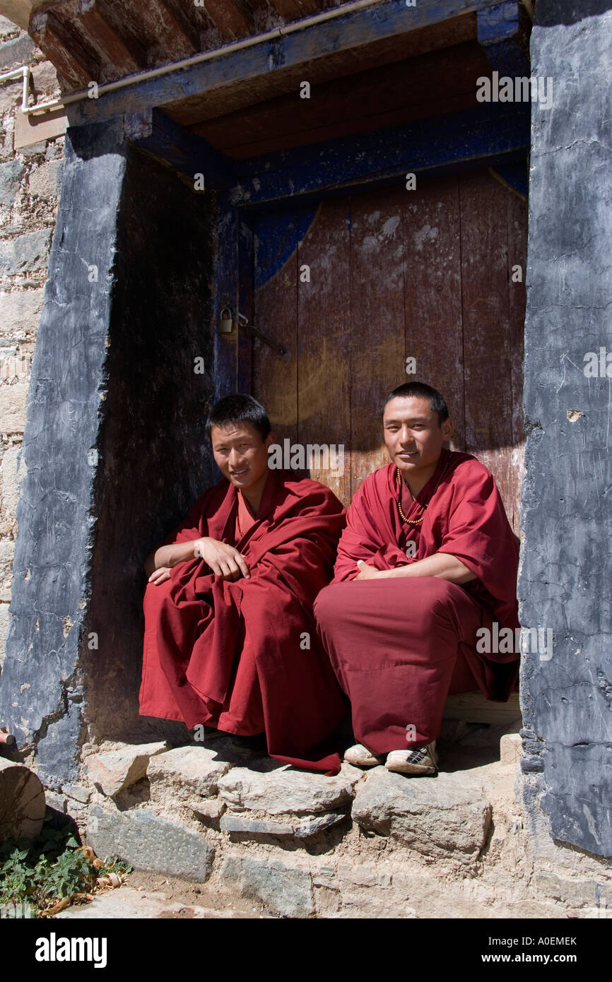 Les moines se détendre dans un porte à monastère de Ganden à 16200ft dans la région autonome du Tibet en Chine Banque D'Images