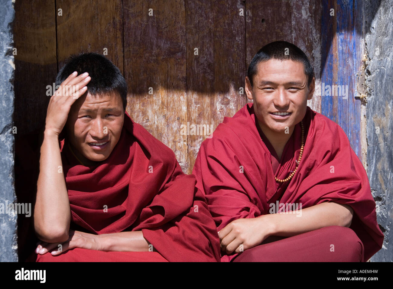Les moines se détendre dans un porte à monastère de Ganden à 16200ft dans la région autonome du Tibet en Chine Banque D'Images
