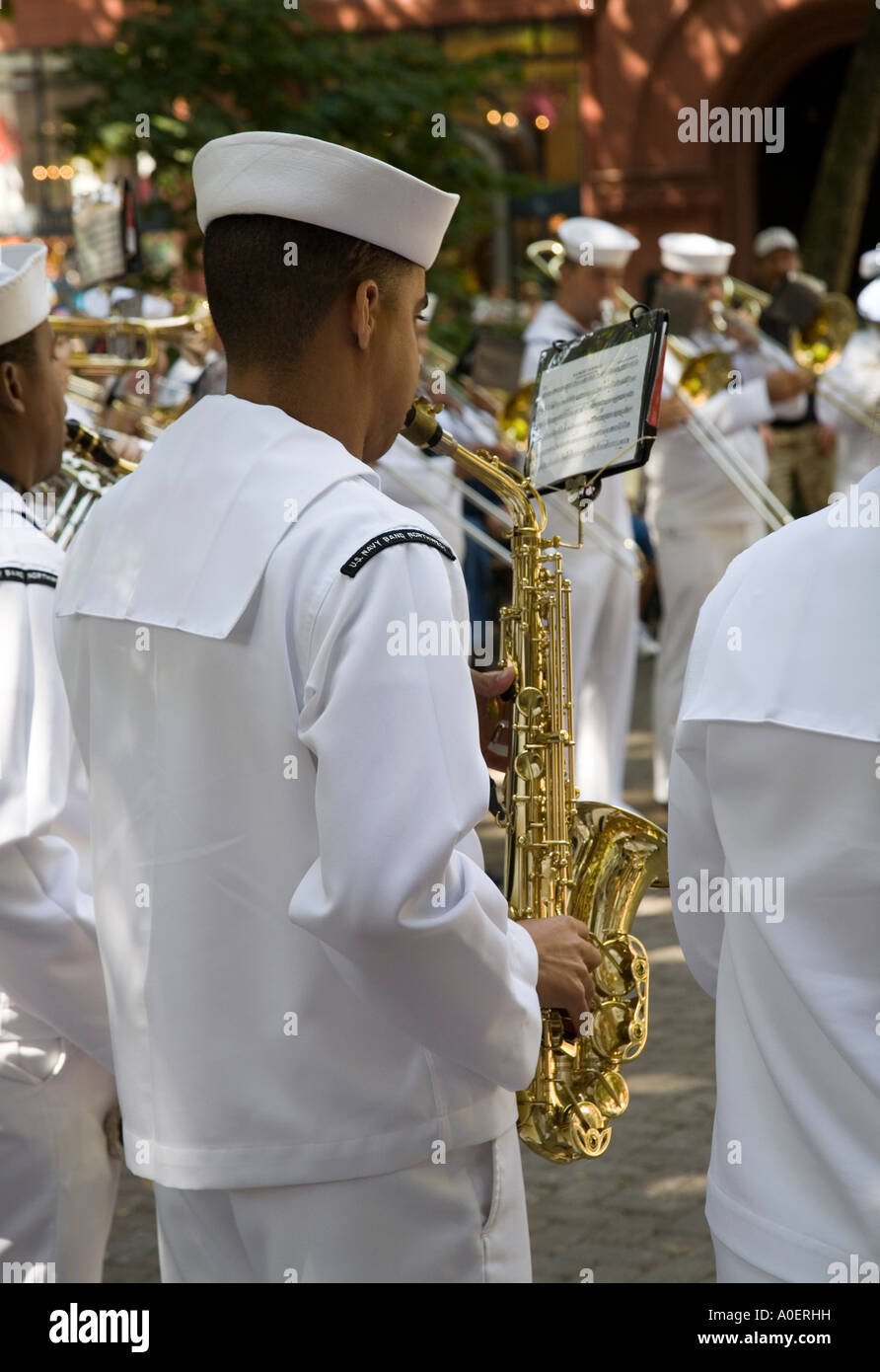 Saxaphone joué par marin dans le nord-ouest de la bande de l'US Navy dans l'affichage public Pioneer Square Seattle USA Banque D'Images