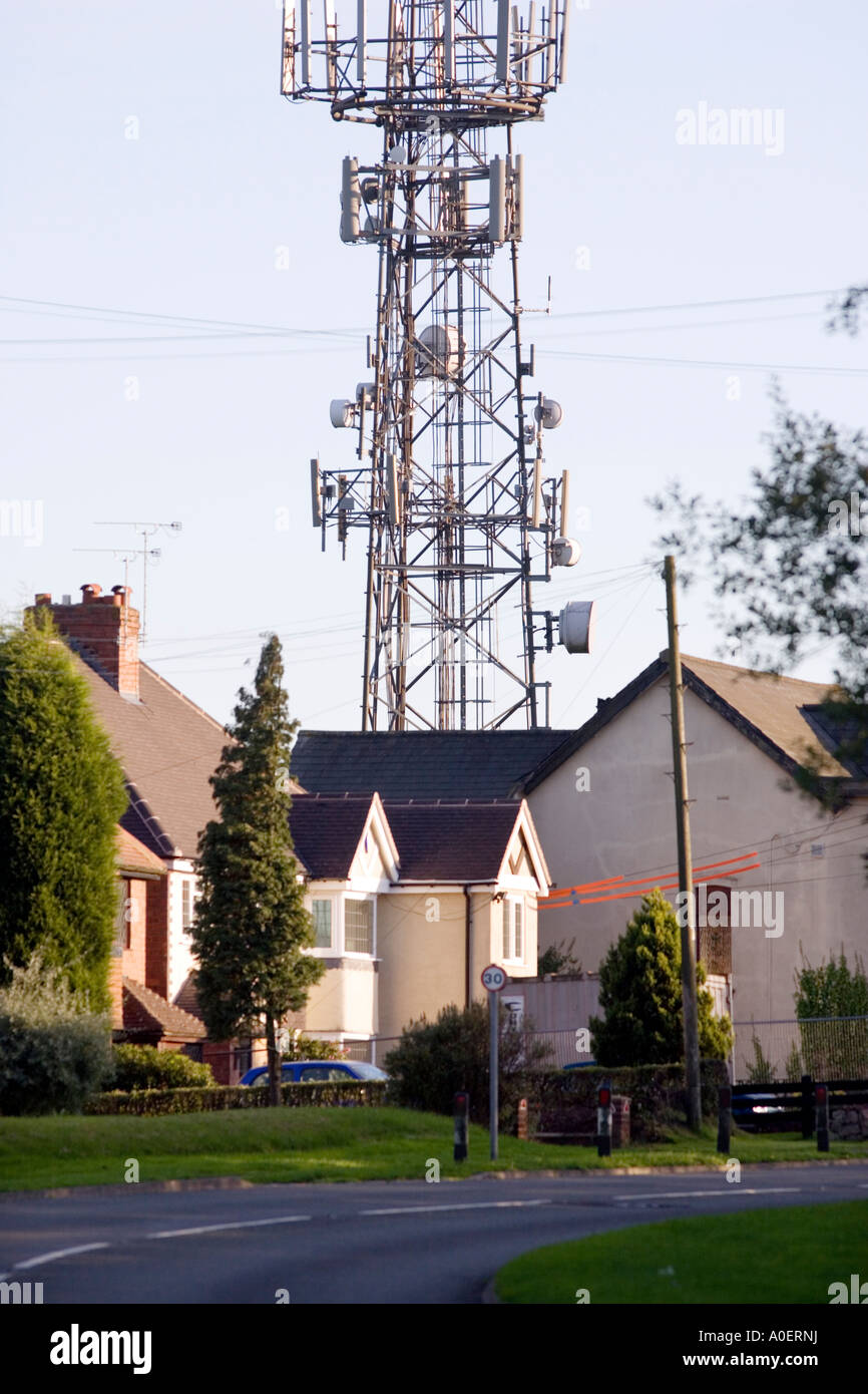 Un mât de téléphonie mobile à côté de maisons à Romsley UK Worcestershire Banque D'Images