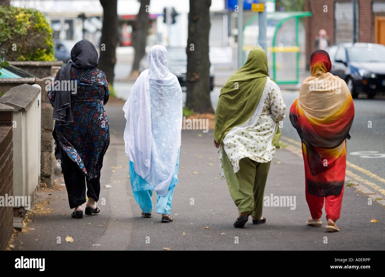 Quatre femmes asiatiques marcher le long d'une route dans la région de Ward Fin Birmingham UK Banque D'Images