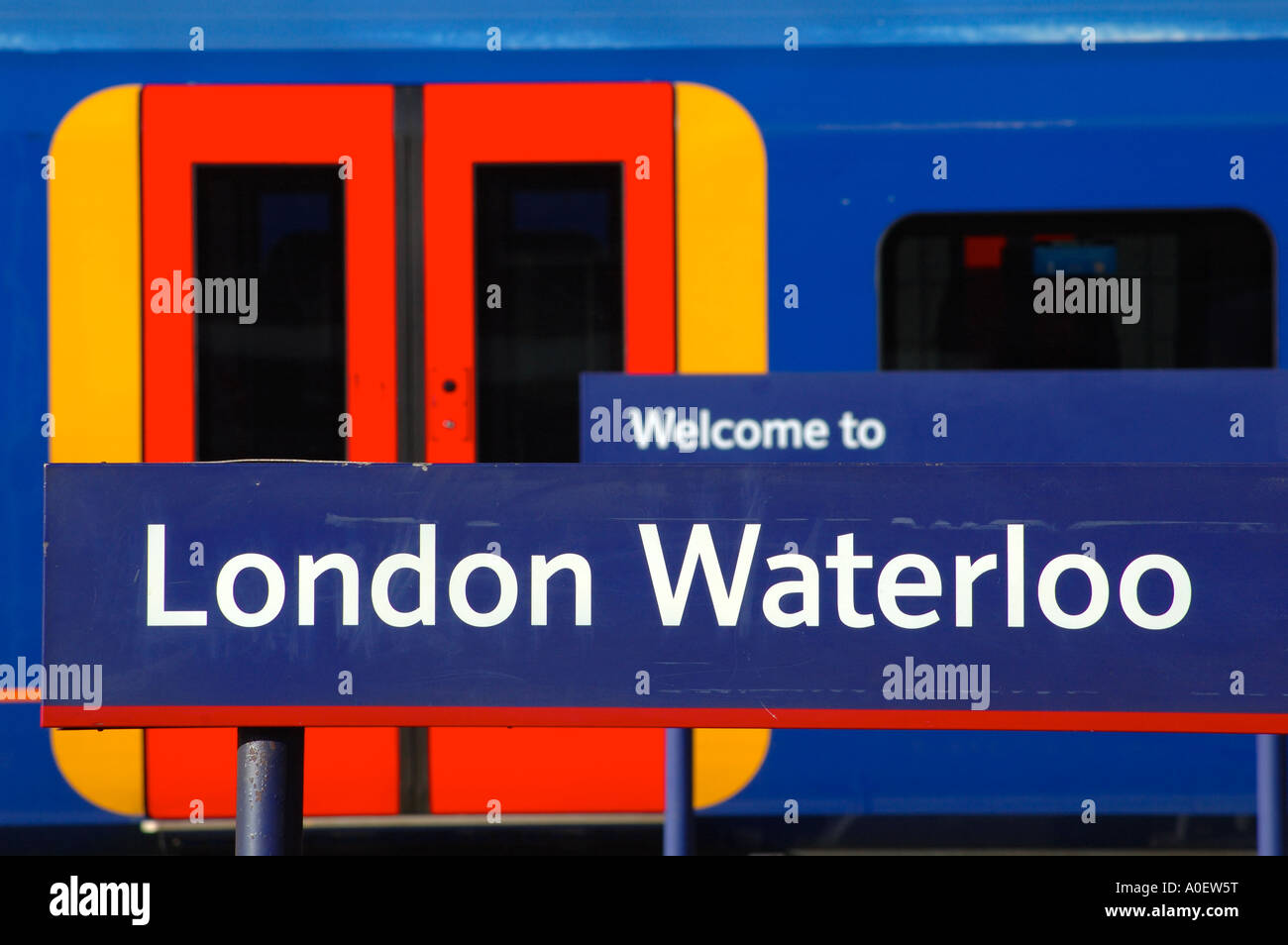 Train à la gare de Waterloo à Londres, Londres, Angleterre, Royaume-Uni, GB. Banque D'Images