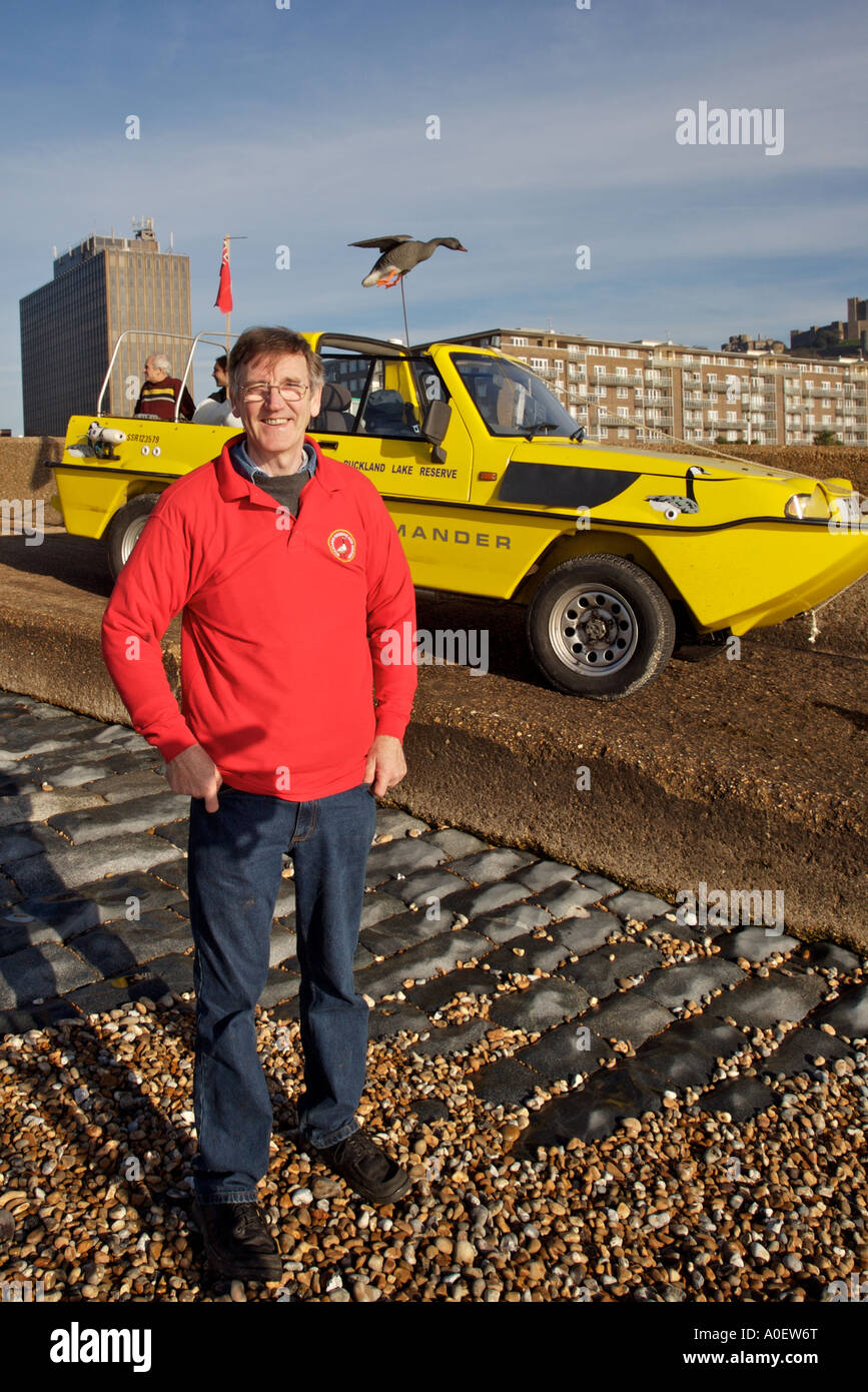 Doug Hilton avec son commandant Dutton voiture amphibie avant une traversée de la Manche réussie. Banque D'Images