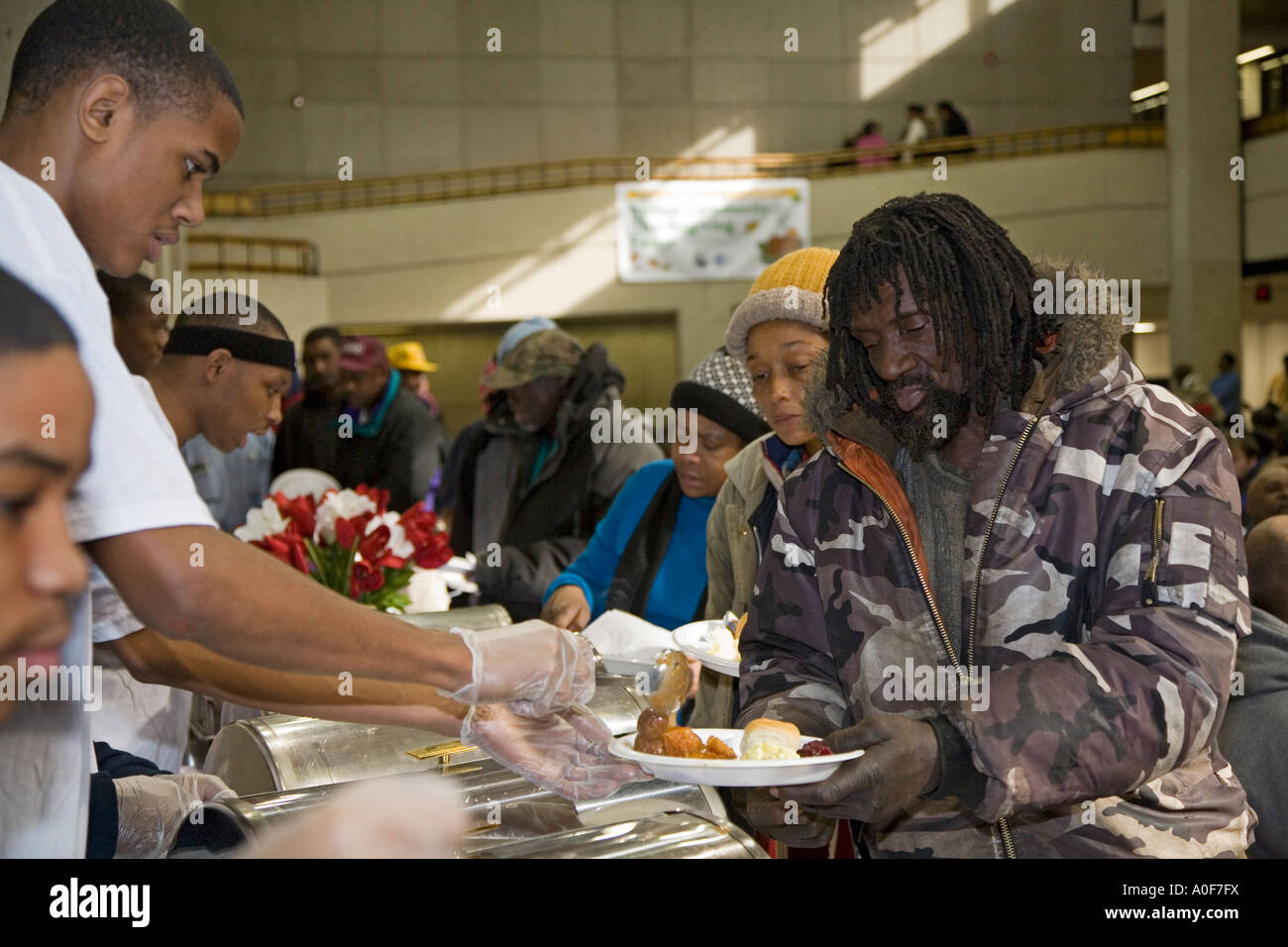 Dîner de Thanksgiving pour les sans-abri Banque D'Images