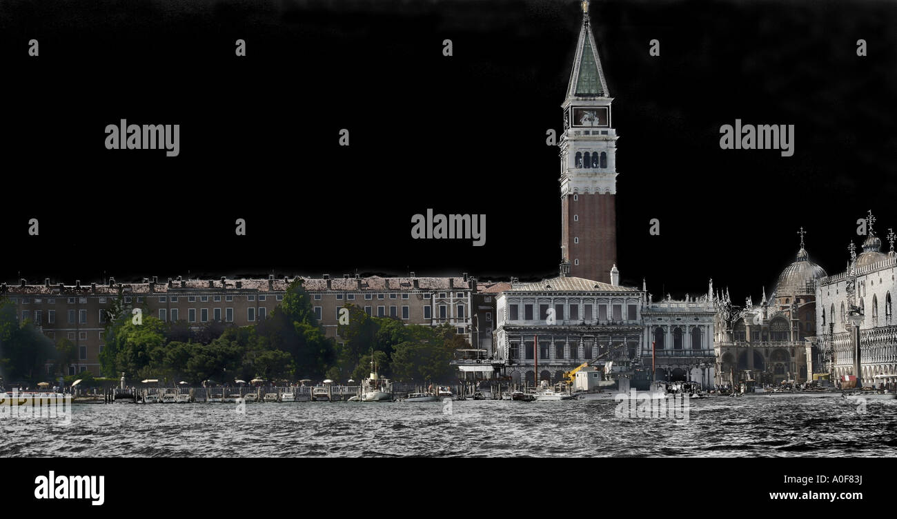 Une image surréaliste du Campanile de Venise, Italie. Banque D'Images