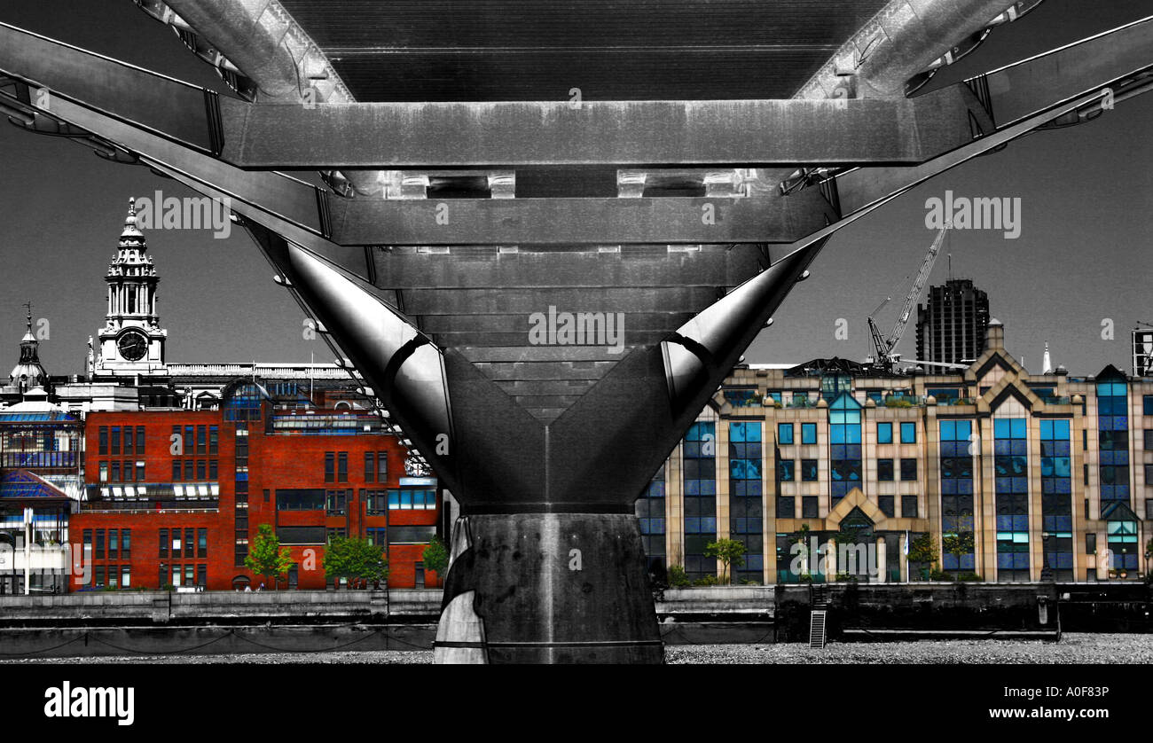 Surreal Millennium Bridge. Banque D'Images