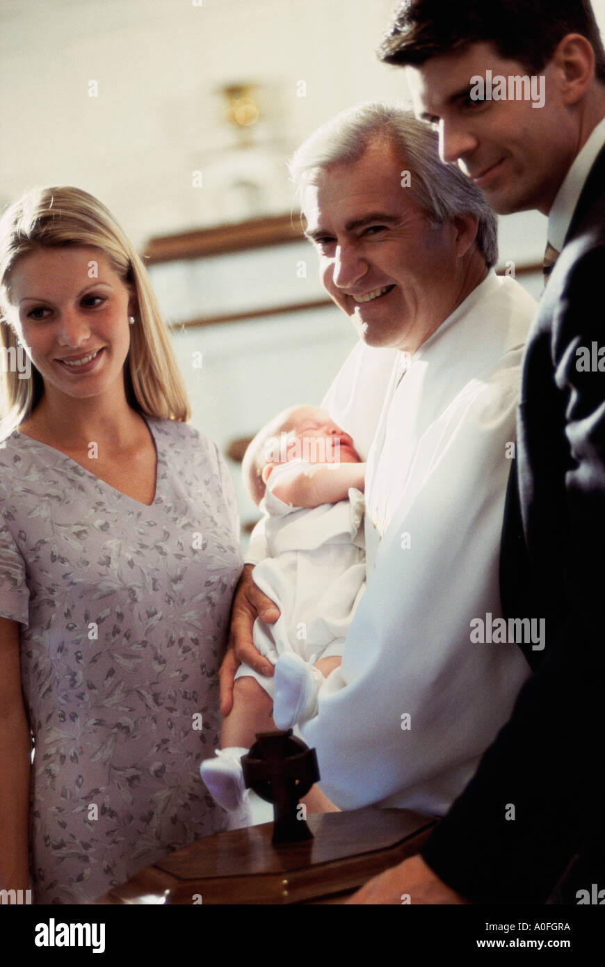 Le baptême d'un petit garçon dans une église catholique Photo Stock - Alamy