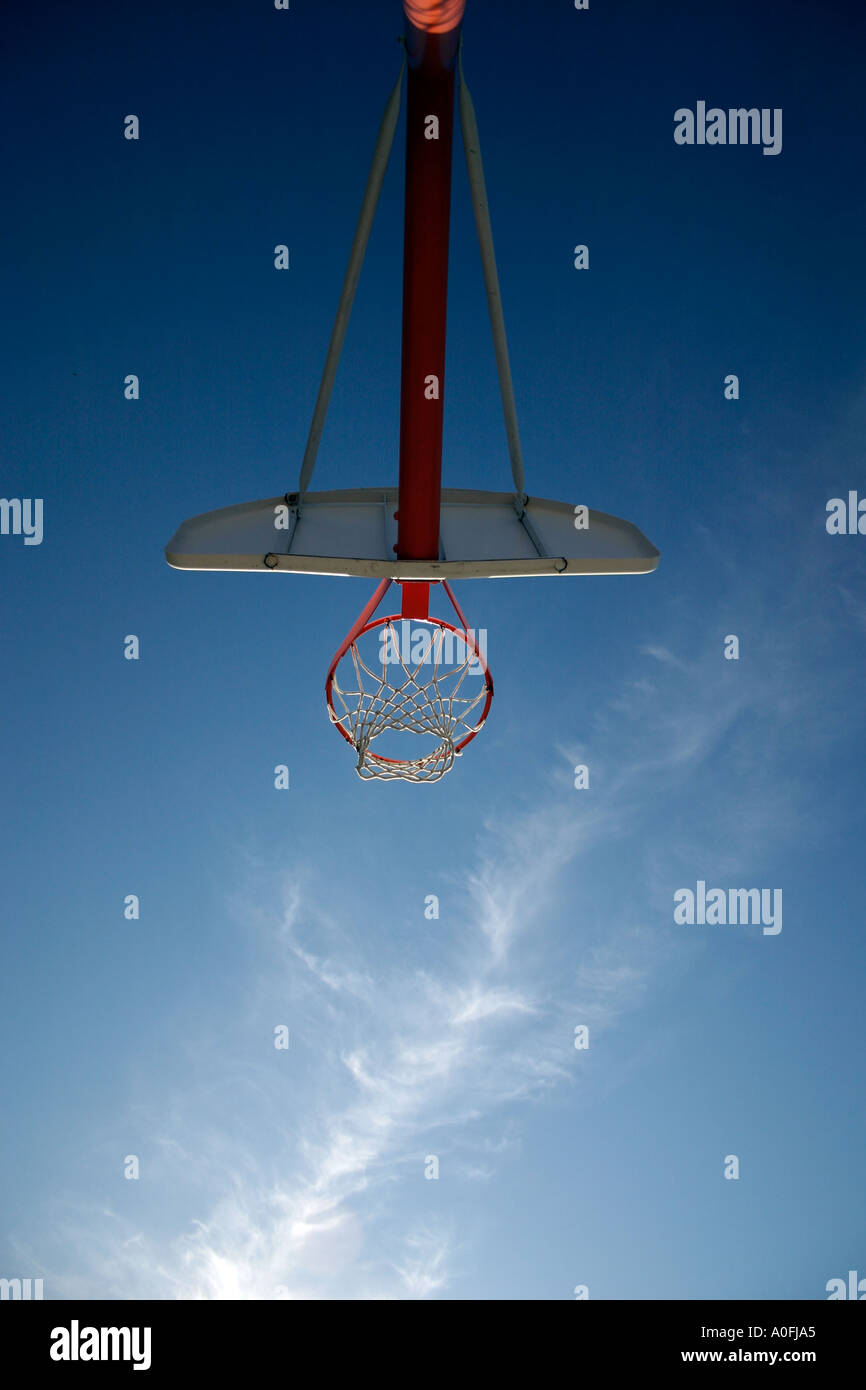 Basket-ball basket hoop shot jump blue soleil ciel nuages eté sport jouer dribble tirer deux trois point net panneau arrière Banque D'Images