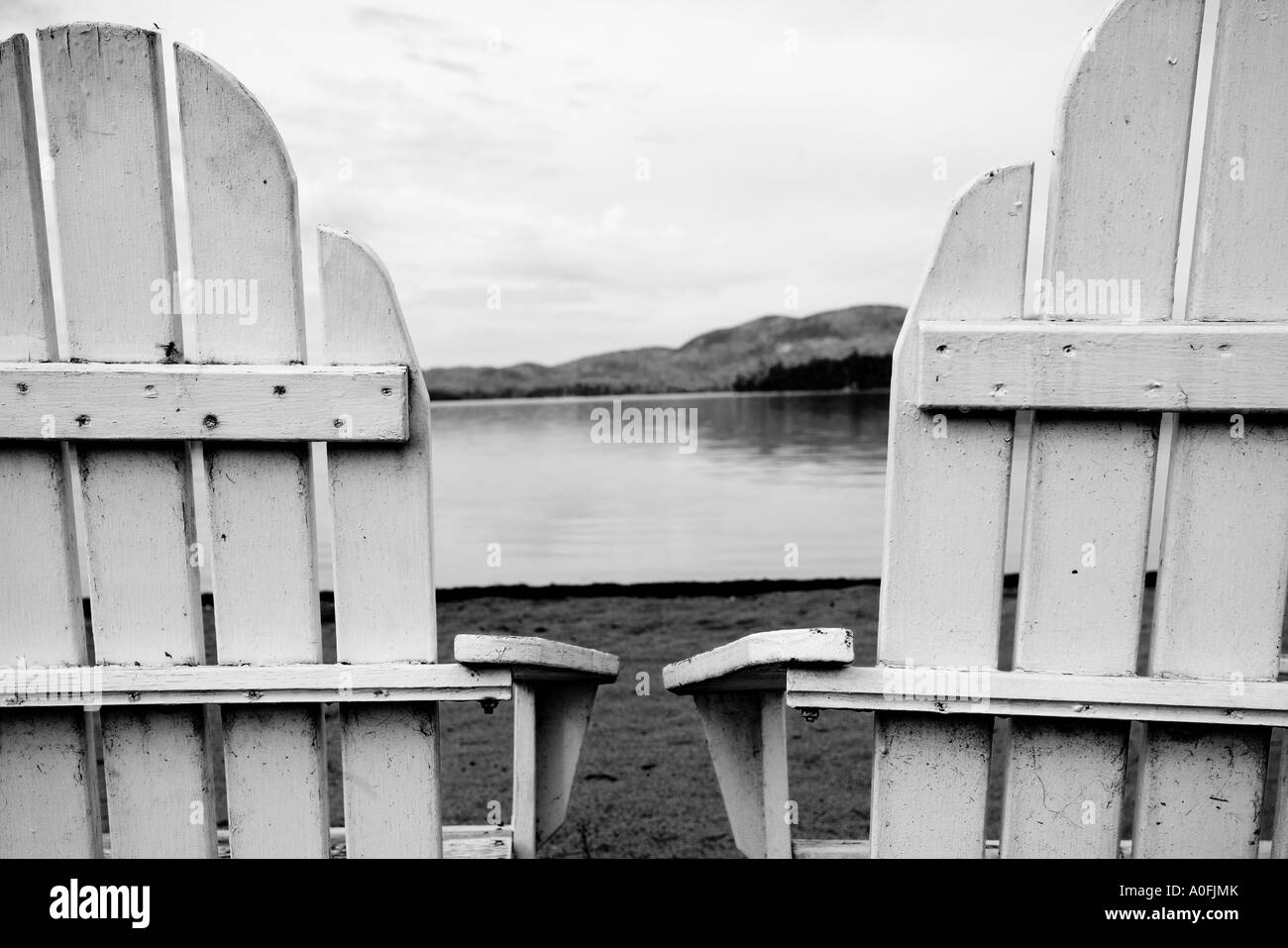 Terrasse en bois avec chaises Adirondack sur indian lake Banque D'Images