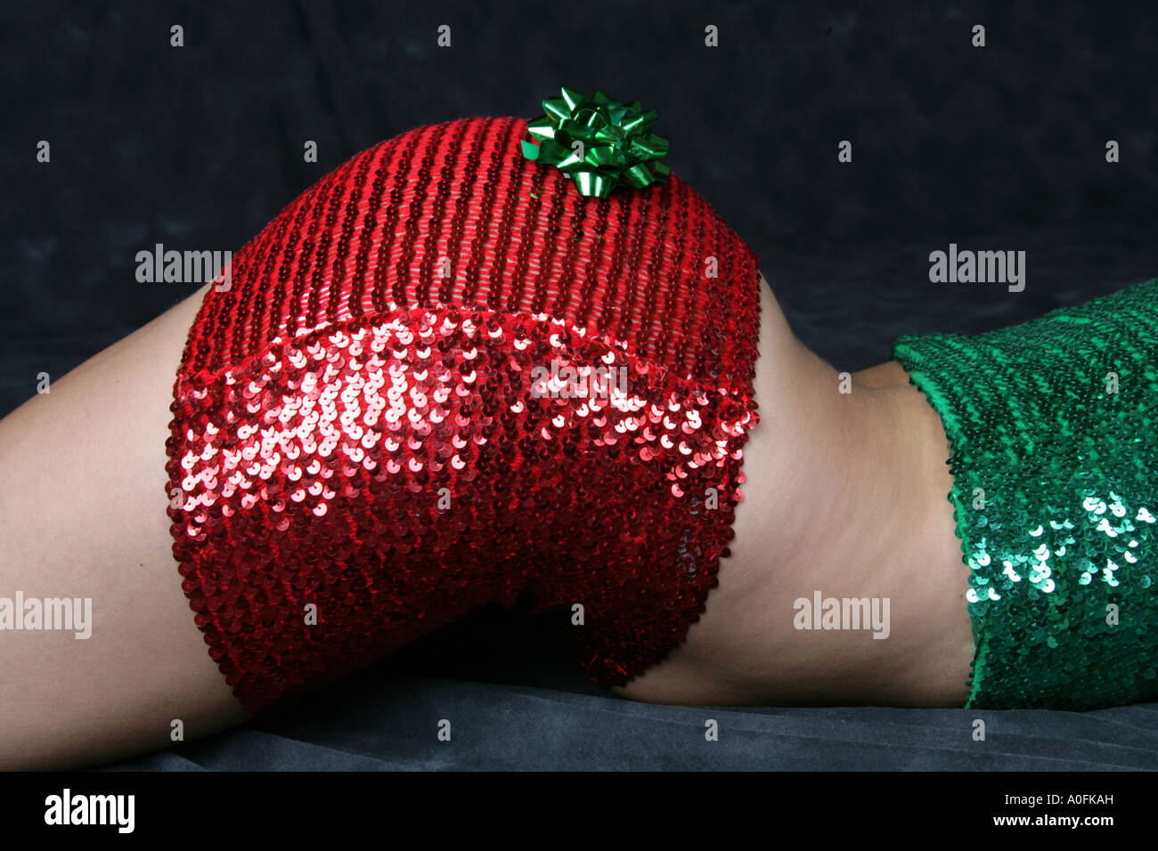 Un Bas de femme dans une jupe rouge brillant et vert Décoration de Noël Banque D'Images
