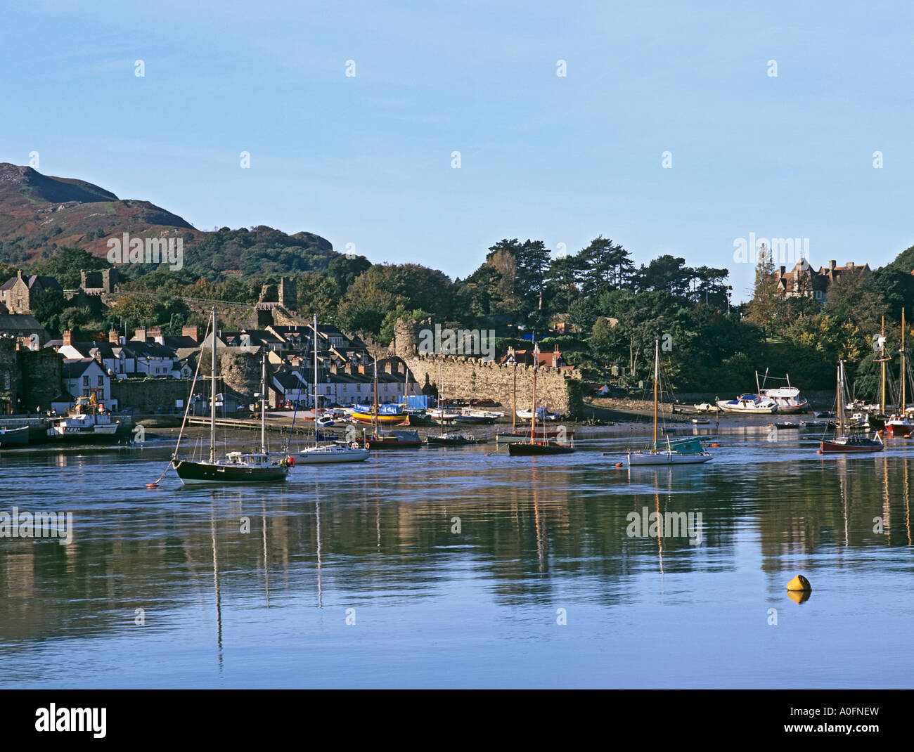 Le NORD DU PAYS DE GALLES CONWY UK Novembre à plus de la rivière Conwy vers le quai de cette ville médiévale de pont de Conwy Banque D'Images