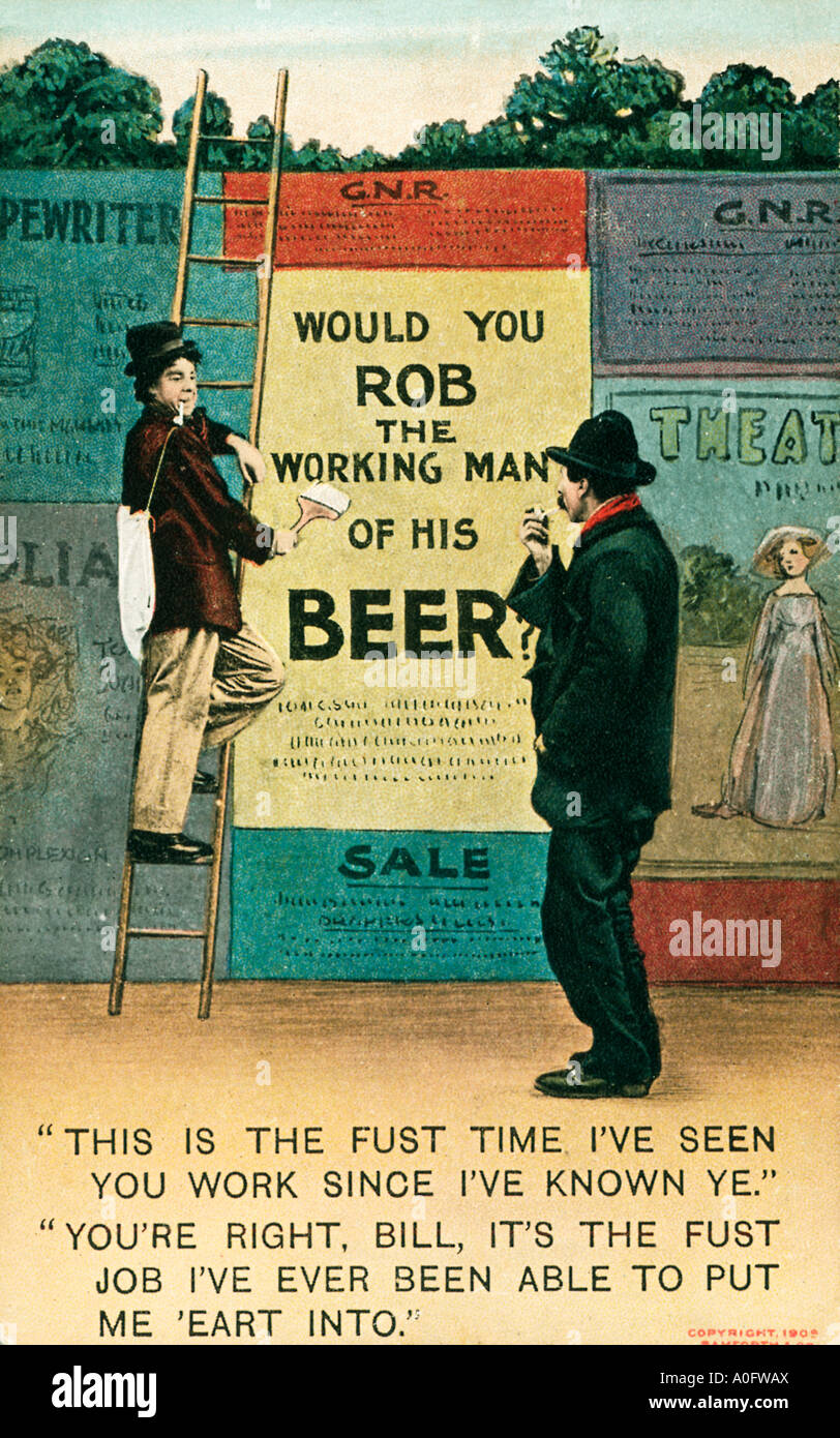 Un bon travail l'homme employé pour coller des affiches contre la taxe sur la bière est enfin en mesure de profiter de son travail Banque D'Images