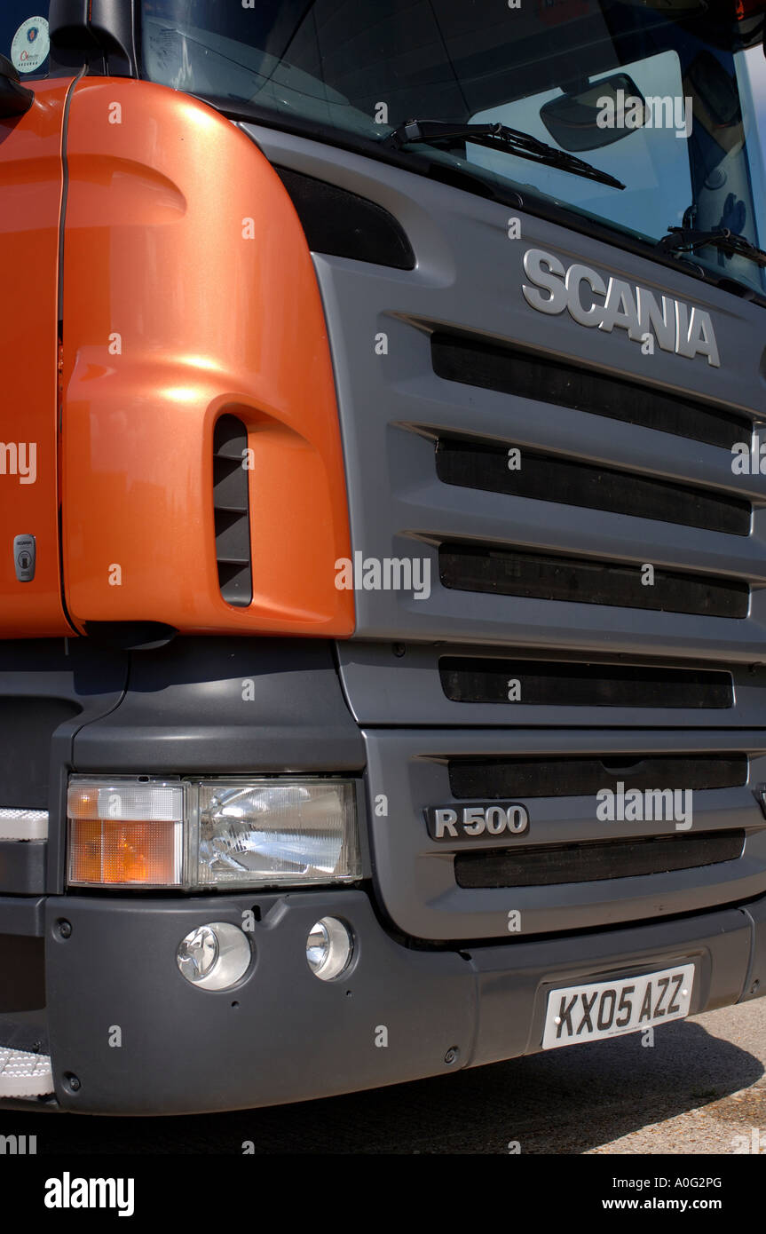 Détail d'un projecteur et l'avant de sur un Scania r500 v8 camion cab Photo  Stock - Alamy