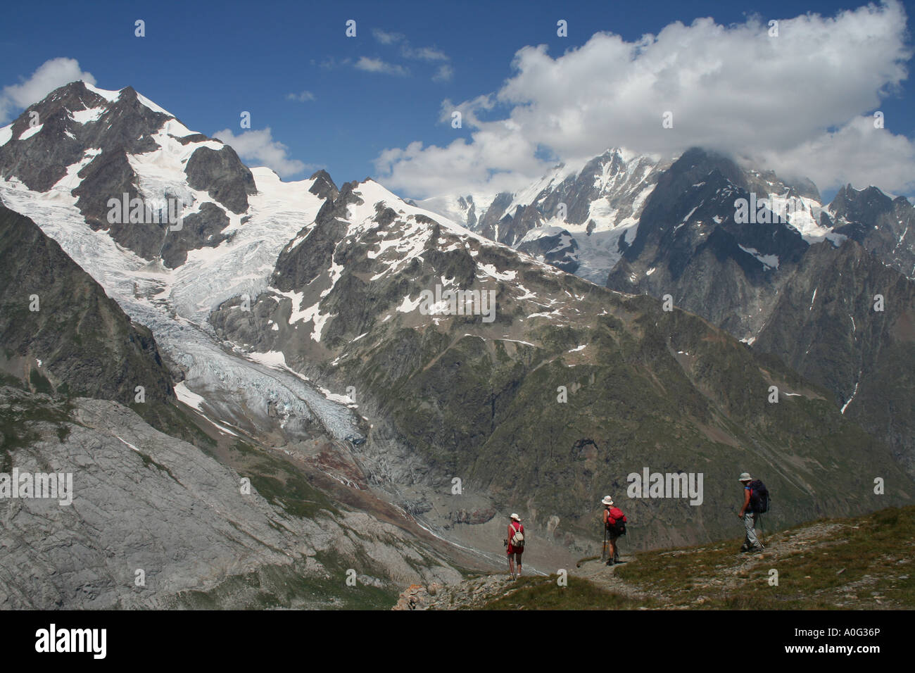 Les marcheurs au Col des Chavannes avec le Mont Blanc dans les Alpes italiennes Banque D'Images