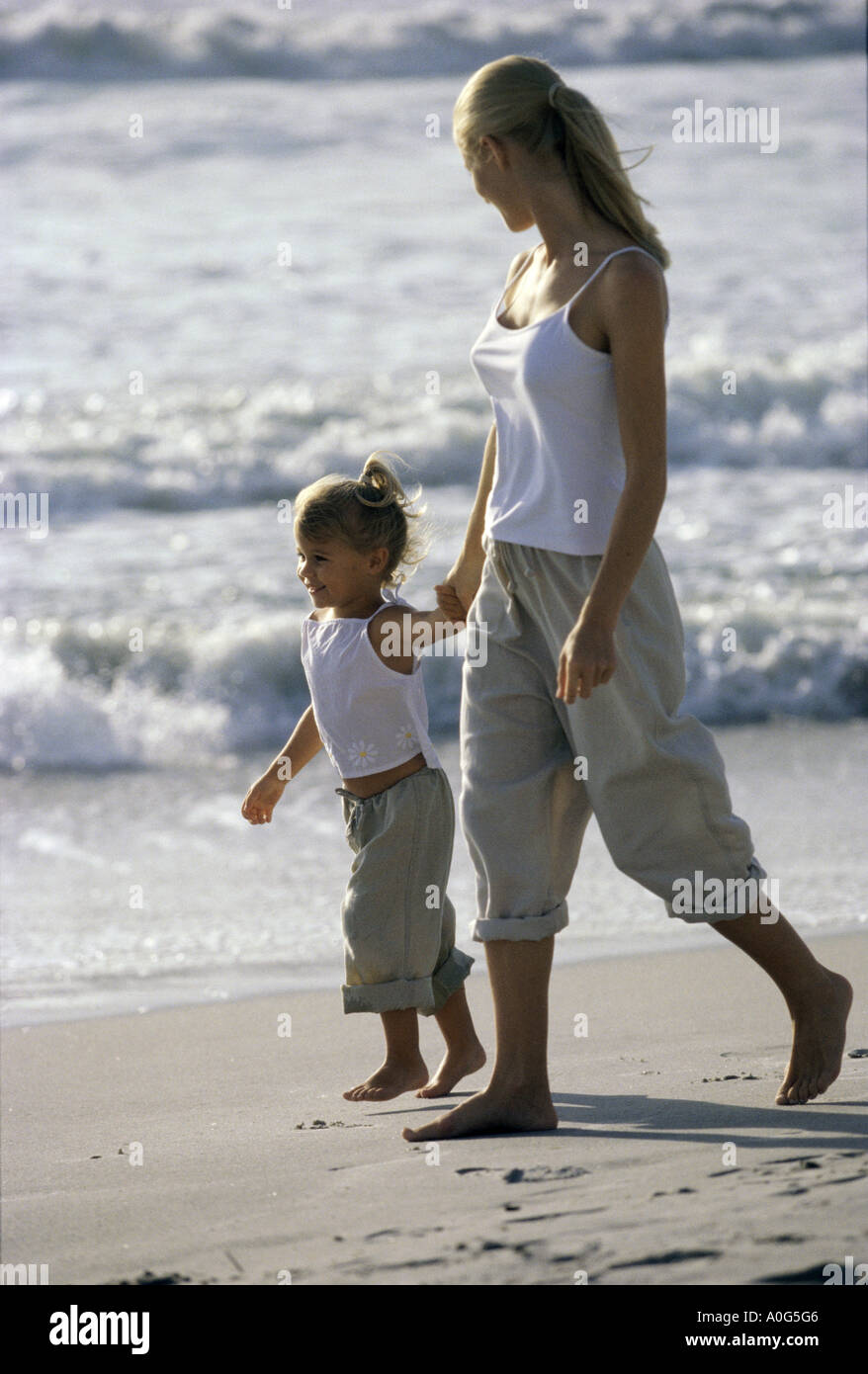 Profil De Côté Dune Mère Et Sa Fille Marchant Sur La Plage