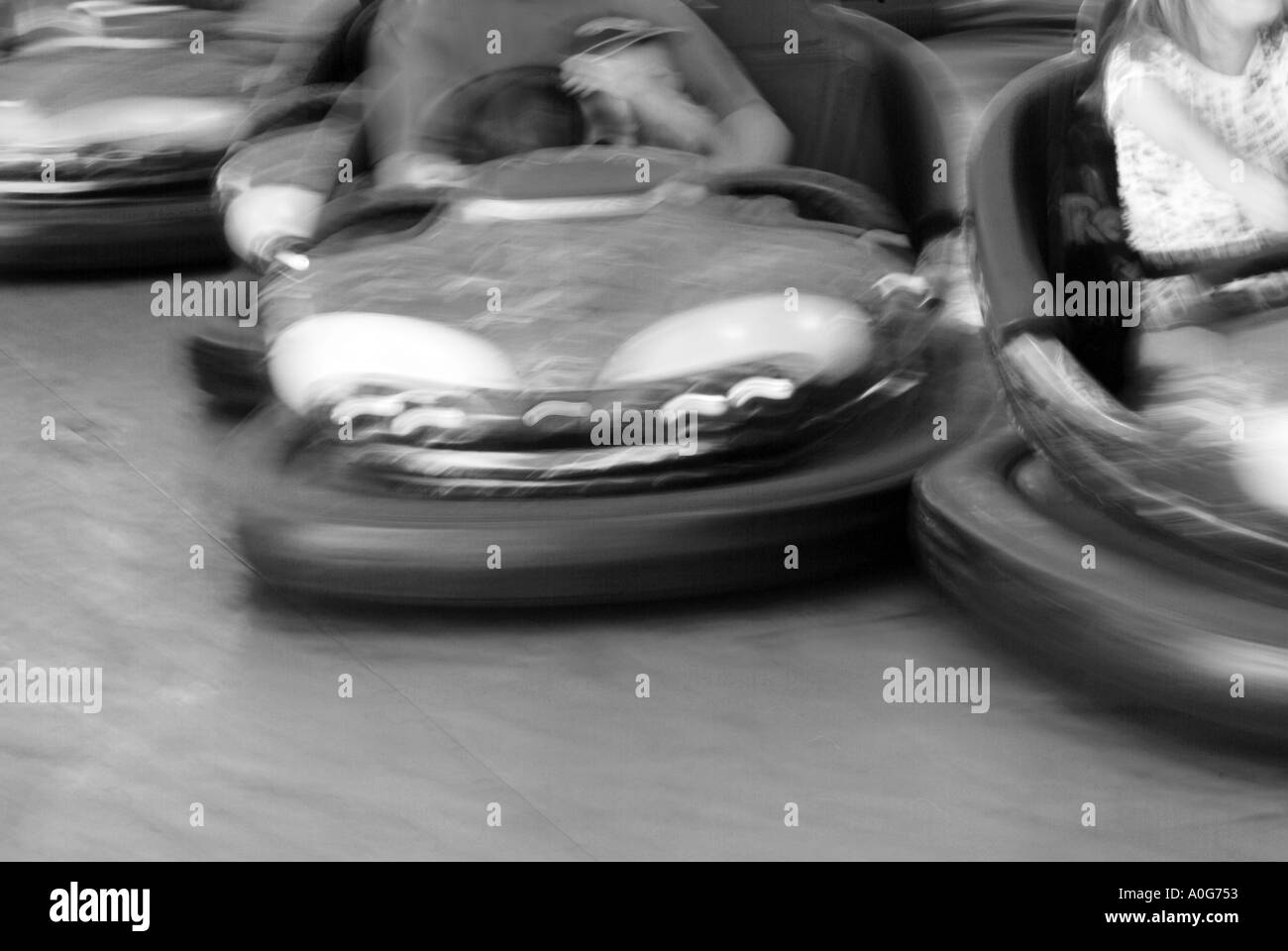 Bouclier dodgem voiture à vitesse foire blur motion electric crash collision collision assurance accident bang bump amusant rire en caoutchouc Banque D'Images