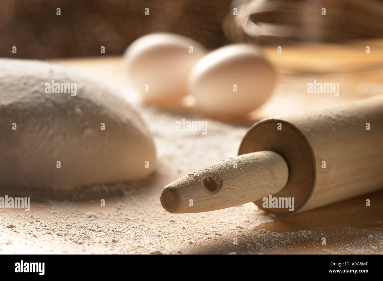 Comptoir de boulangerie avec des oeufs, pâte et Rolling Pin Banque D'Images