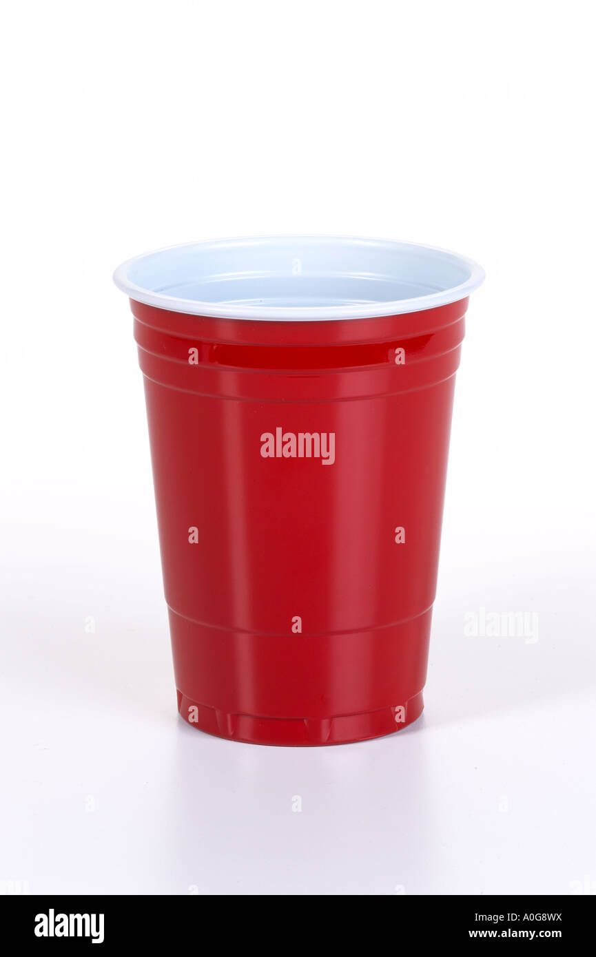 Jetables en plastique rouge Tasse pique-nique Banque D'Images