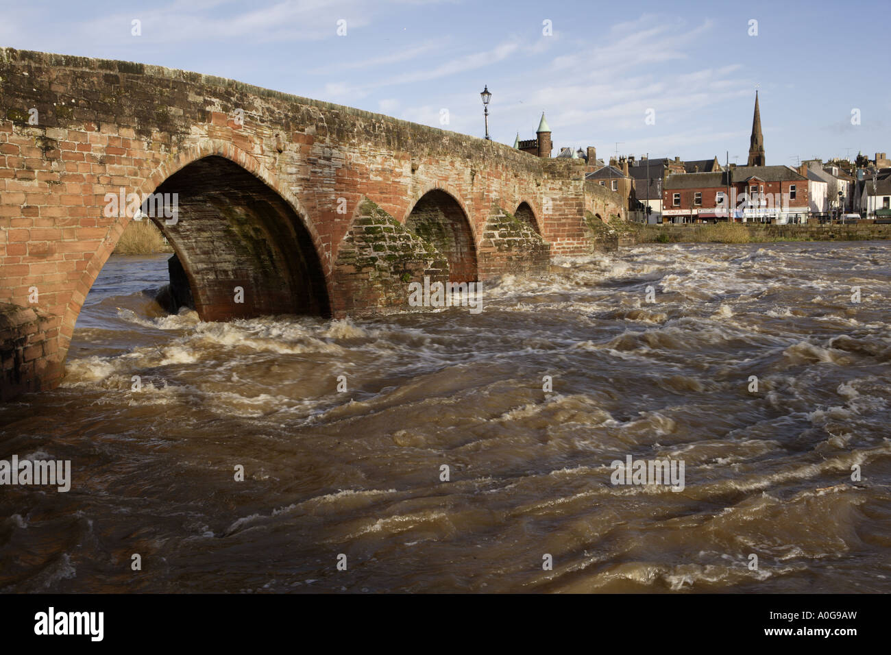 Les inondations de la rivière Nith à avalanche course de l'eau sous les arches du pont de Devorguilla Dumfries UK Banque D'Images