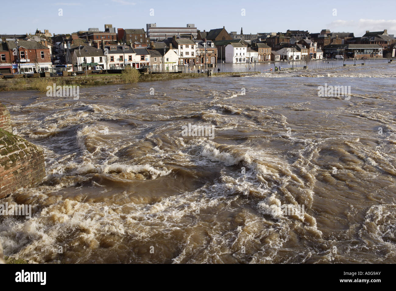 L'inondation torrent furieux de la rivière Nith en crue inondations businsses et maisons sur le Whitesands Dumfries Scotland UK Banque D'Images