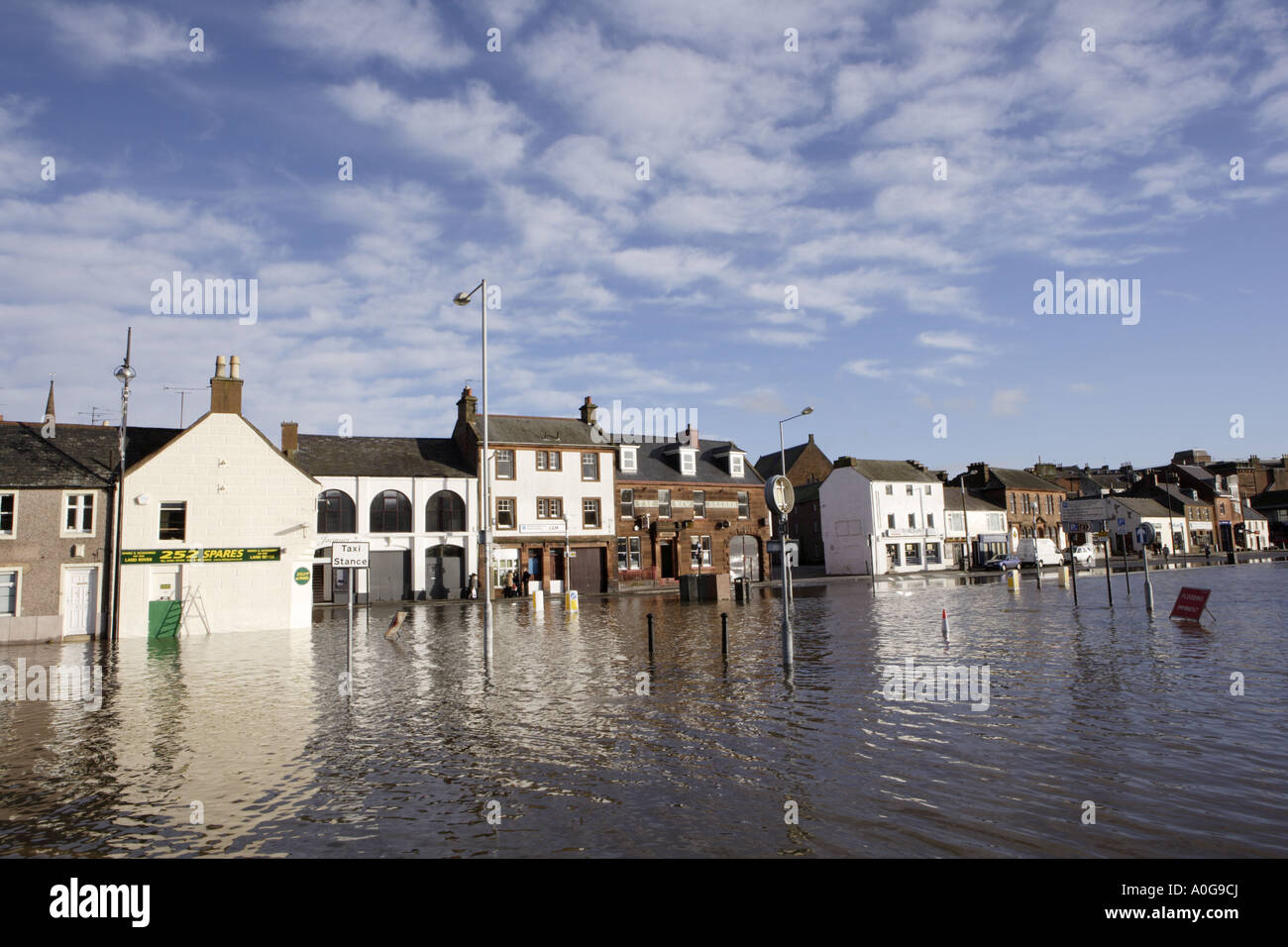 Boutiques de sinistres d'assurance d'entreprises et de foyers de la rivière Nith inondée débordant de ses rives au Whitesands Dumfriies ville Ecosse UK Banque D'Images